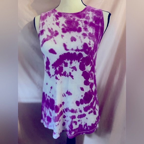 ⭐️ Bundle of 2 tie dye tanks Xs and small - Picture 1 of 7